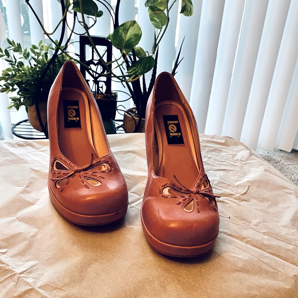 l.e.i. Lavender leather pump